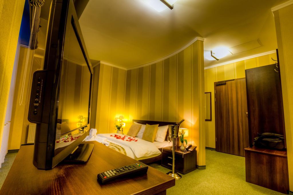Hotel Aviator Pabianice Esterno foto