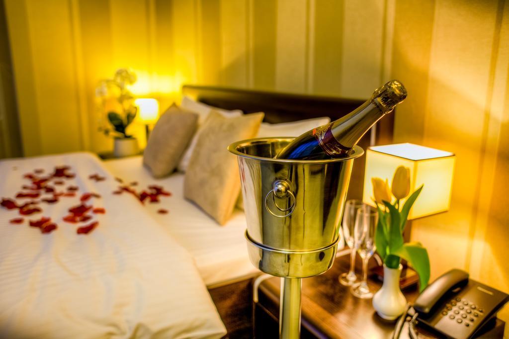 Hotel Aviator Pabianice Esterno foto